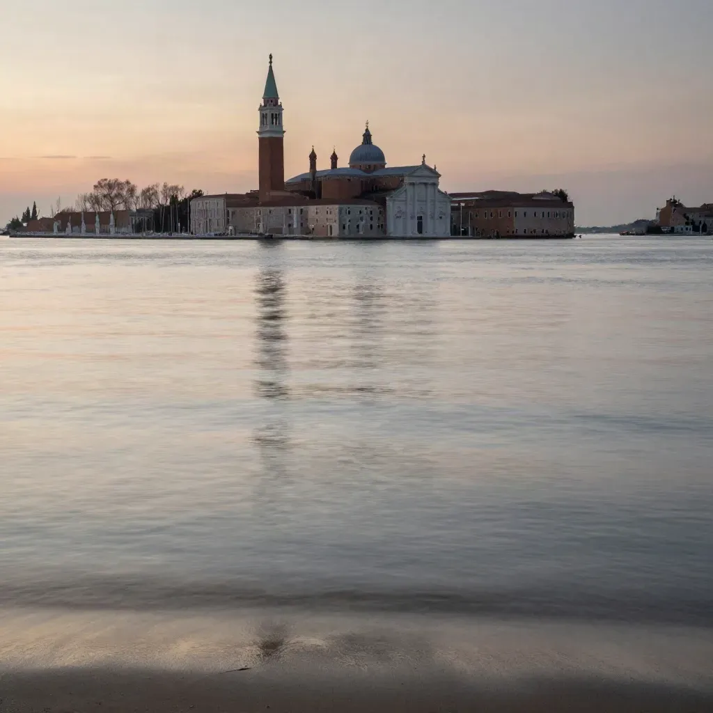 Laguna veneta al tramonto con campanile distante e acqua calma in atmosfera velata